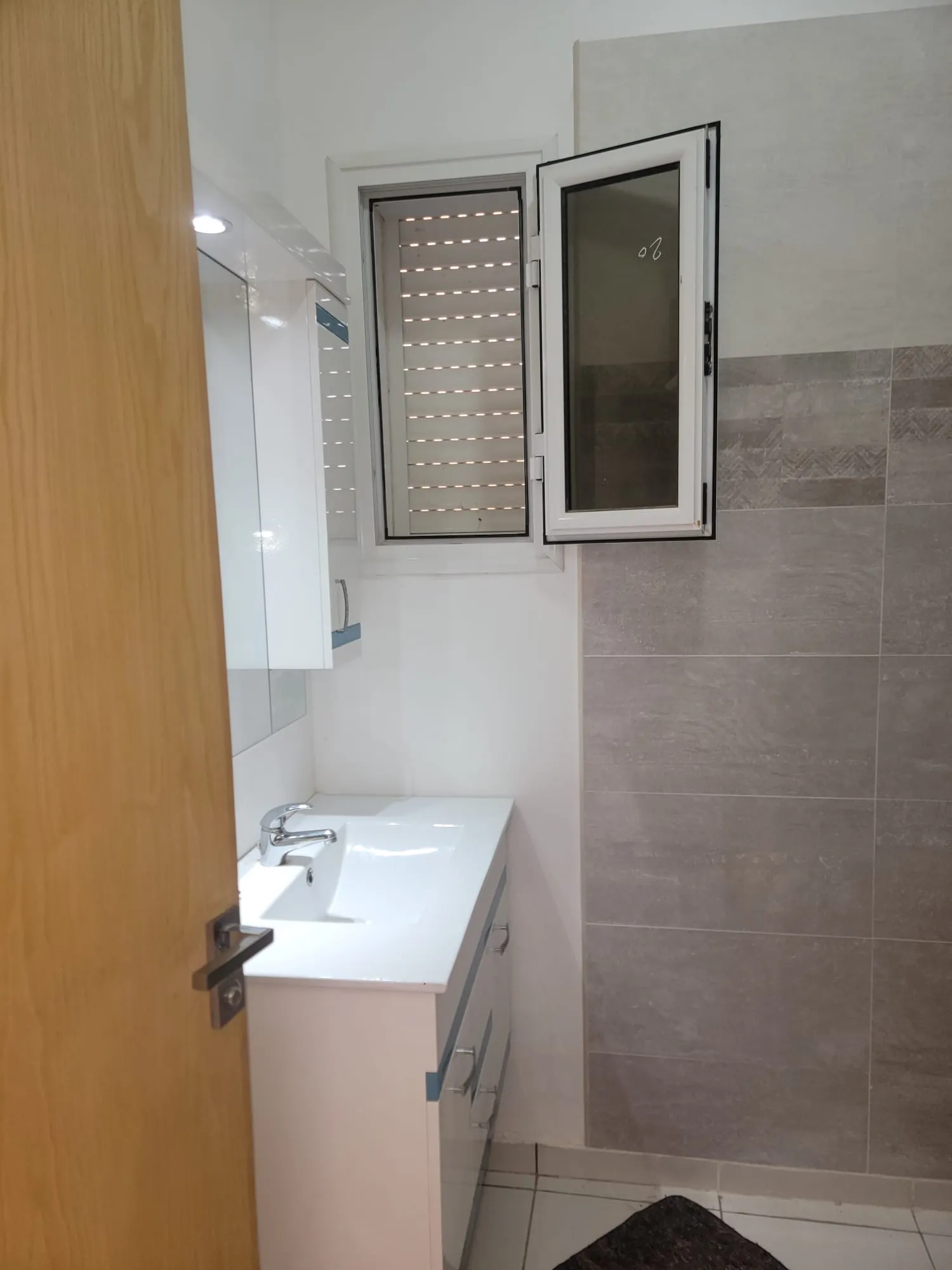 Appartement 2 pièces proche Midoun, meublé, à louer à l'année