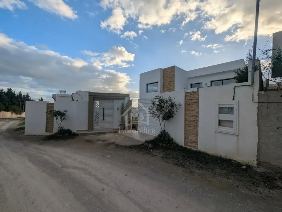 Villa S+4 toute neuve avec grand jardin à vendre à Hammamet Sud 51355351
