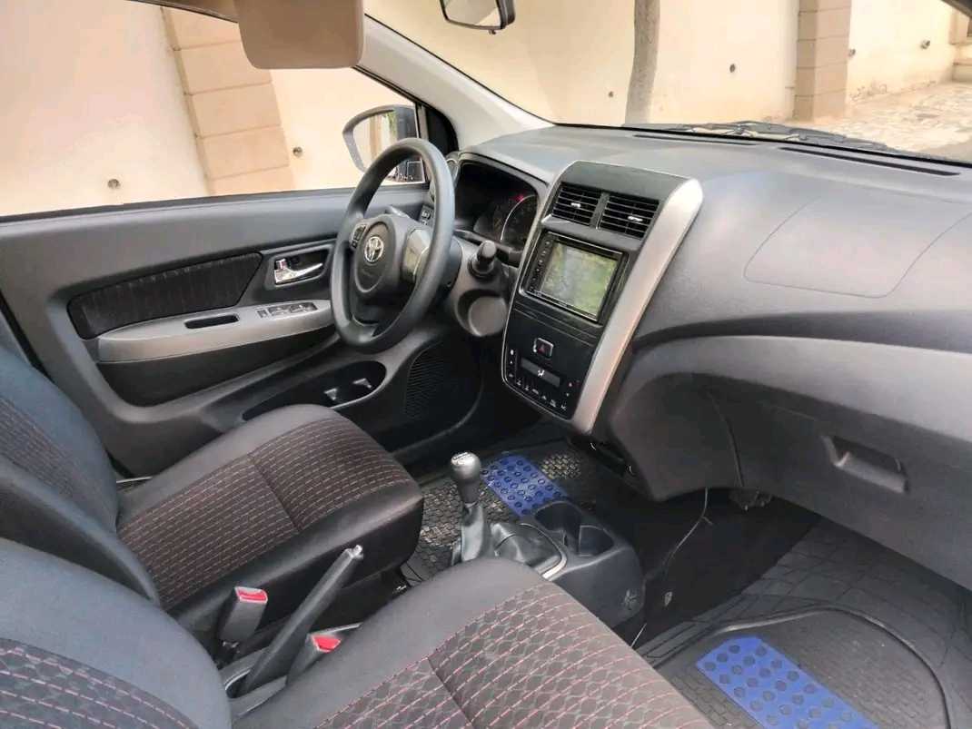 TOYOTA AYGO PREMIÈRE MAIN EN ÉTAT NEUF