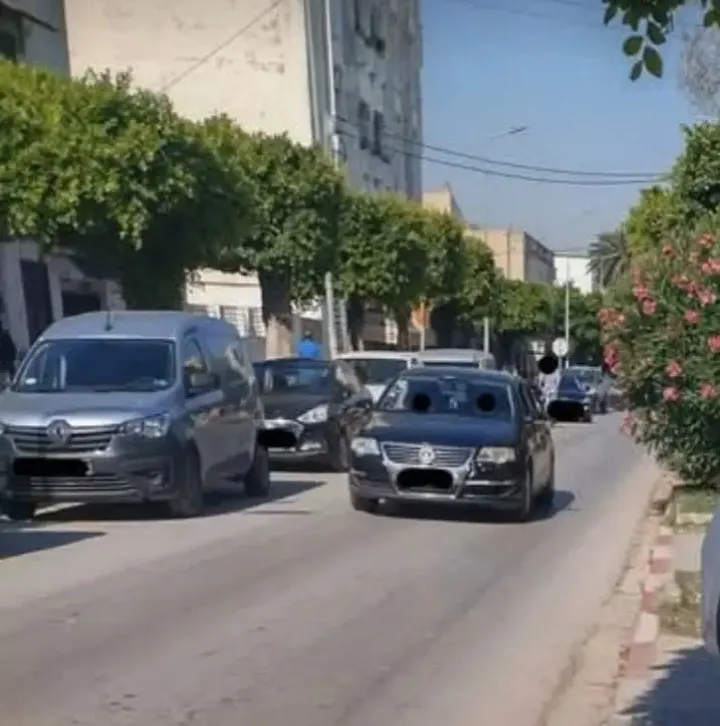  للبيع بوسط مدينة رادس (منزلان+قطعتا ارض+3 محلات تجارية (12م واجهة على شارع رئيسي))