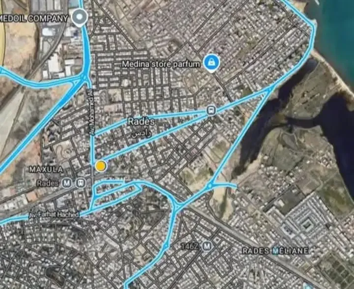  للبيع بوسط مدينة رادس (منزلان+قطعتا ارض+3 محلات تجارية (12م واجهة على شارع رئيسي))