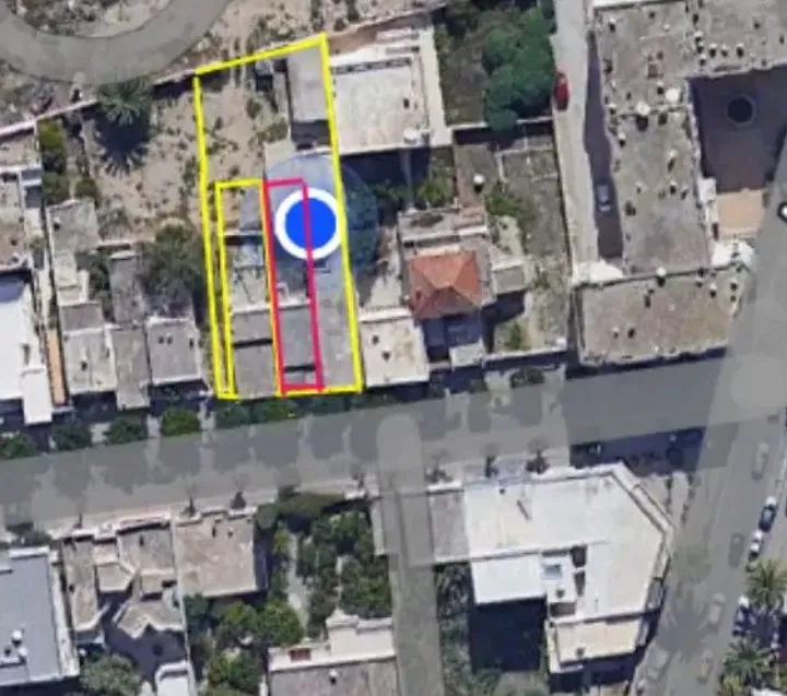  للبيع بوسط مدينة رادس (منزلان+قطعتا ارض+3 محلات تجارية (12م واجهة على شارع رئيسي))