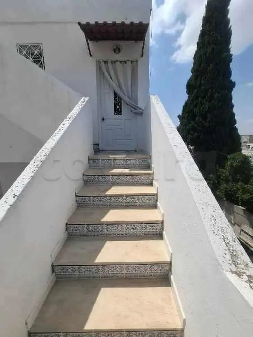 un étage spacieux s+2 vide au 1er étage a louer situé a Bardo a coté clinique