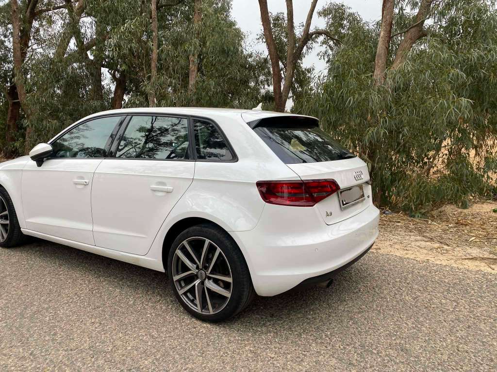 Une belle  audi a3  1.6 diesel état trés neufff fin serie  260 tu