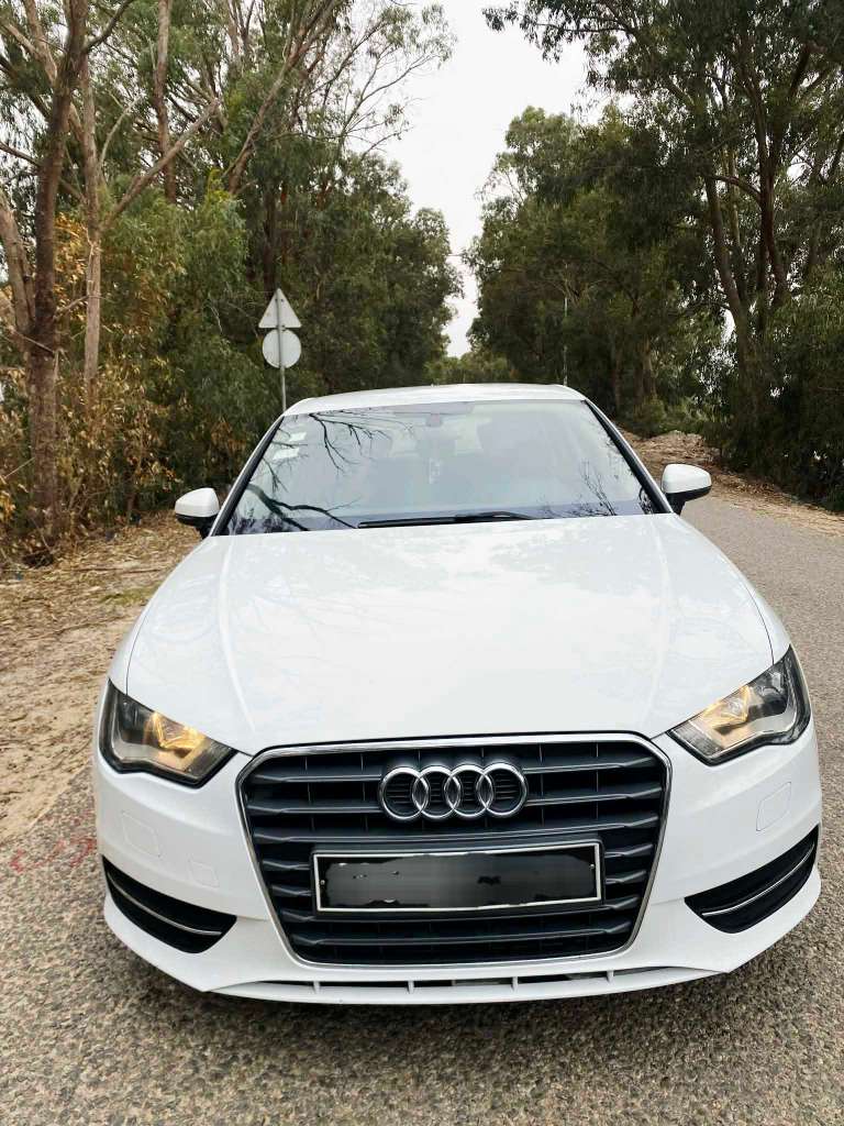 Une belle  audi a3  1.6 diesel état trés neufff fin serie  260 tu