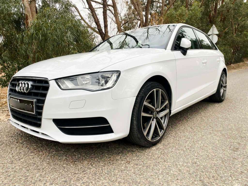 Une belle  audi a3  1.6 diesel état trés neufff fin serie  260 tu