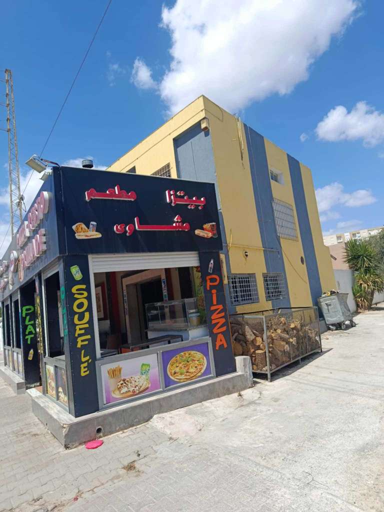 للبيع أصل تجاري لبيتزاريا بوسط مدينة منوبة.