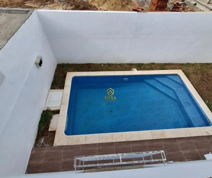 Villa s5 à cite khalil la Marsa avec piscine et jardin 