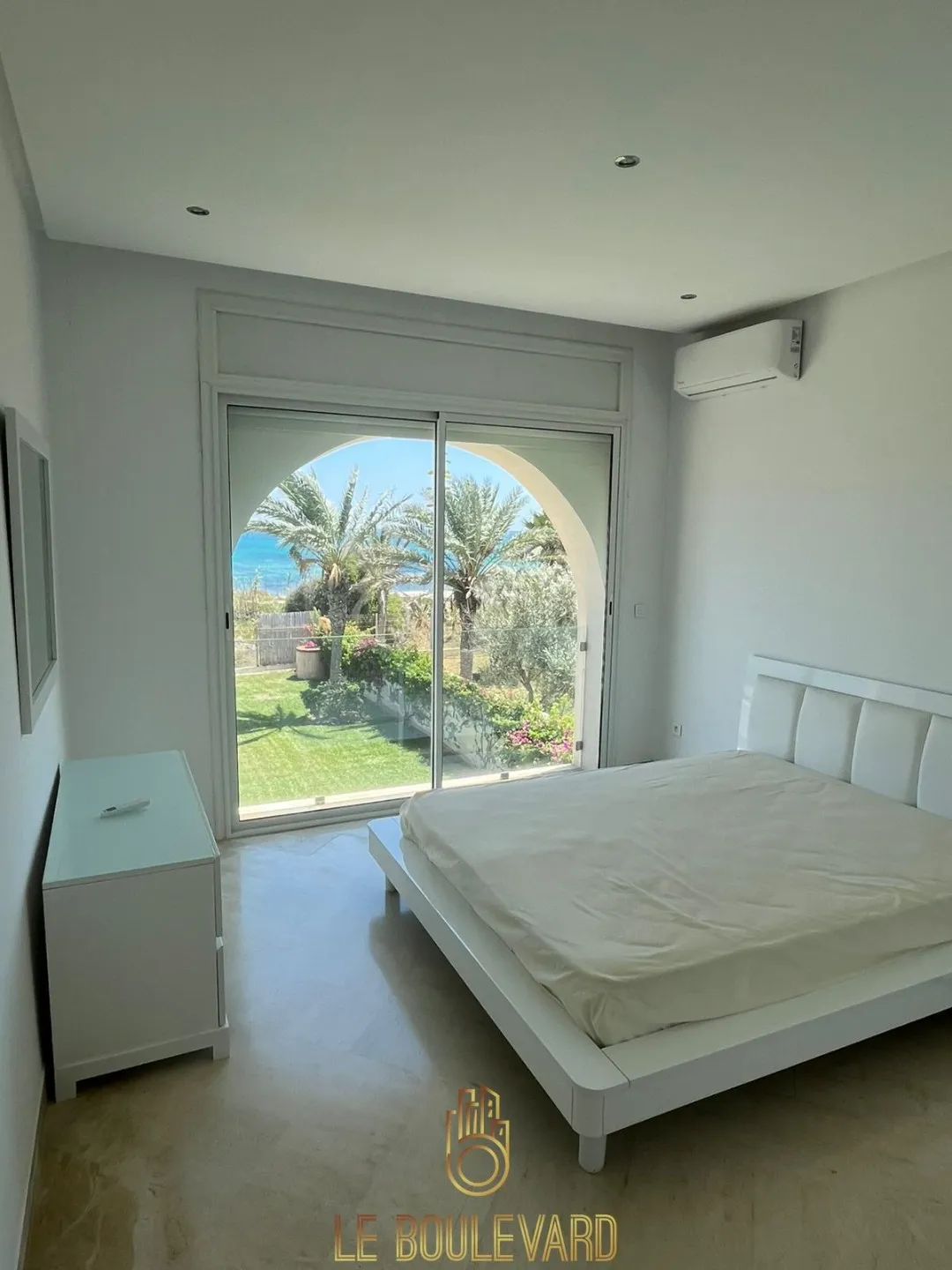A Vendre Villa S+3 Pied Dans L'eau à Jinene Benikhiar, Nabeul 