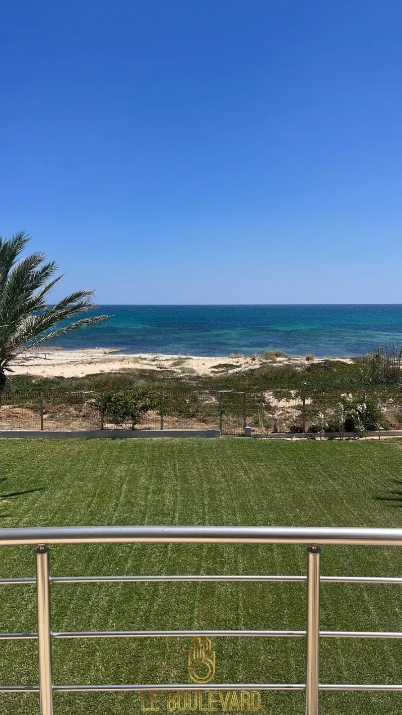 A Vendre Villa S+3 Pied Dans L'eau à Jinene Benikhiar, Nabeul 