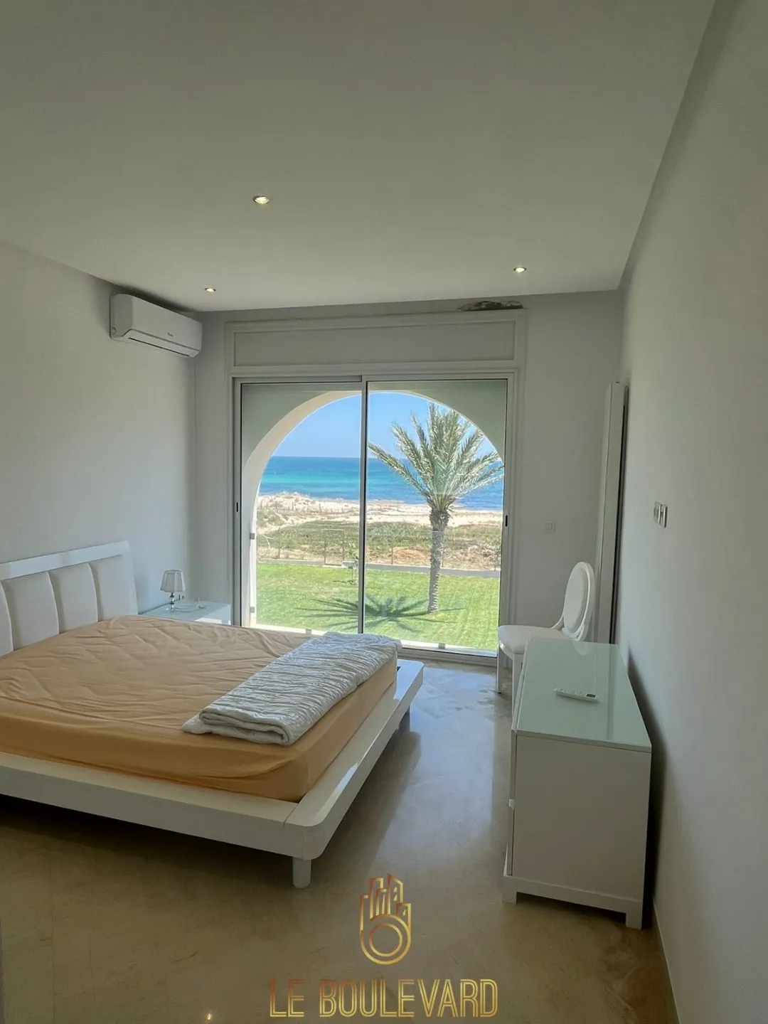 A Vendre Villa S+3 Pied Dans L'eau à Jinene Benikhiar, Nabeul 