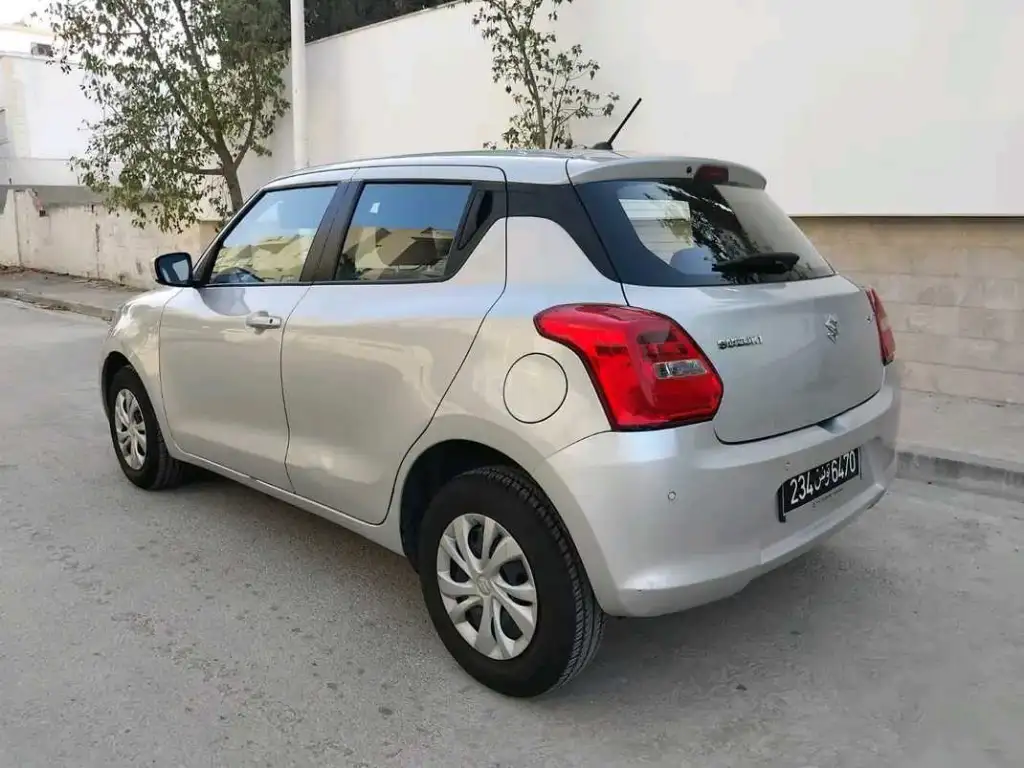 SUZUKI SWIFT PREMIÈRE MAIN EN EXCELLENT ÉTAT