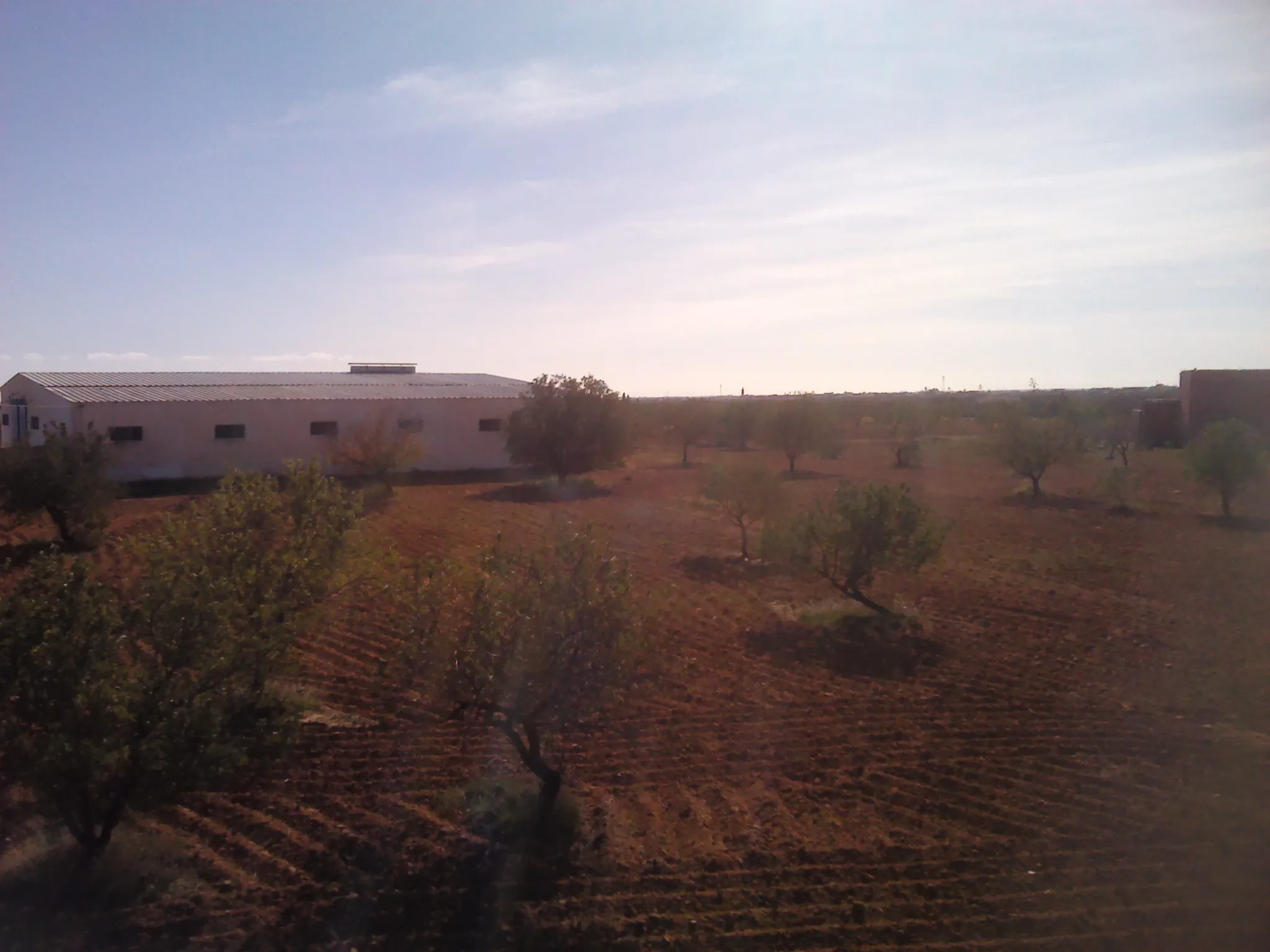 A vendre terrain de 4600 m2 équipé d'un dépot