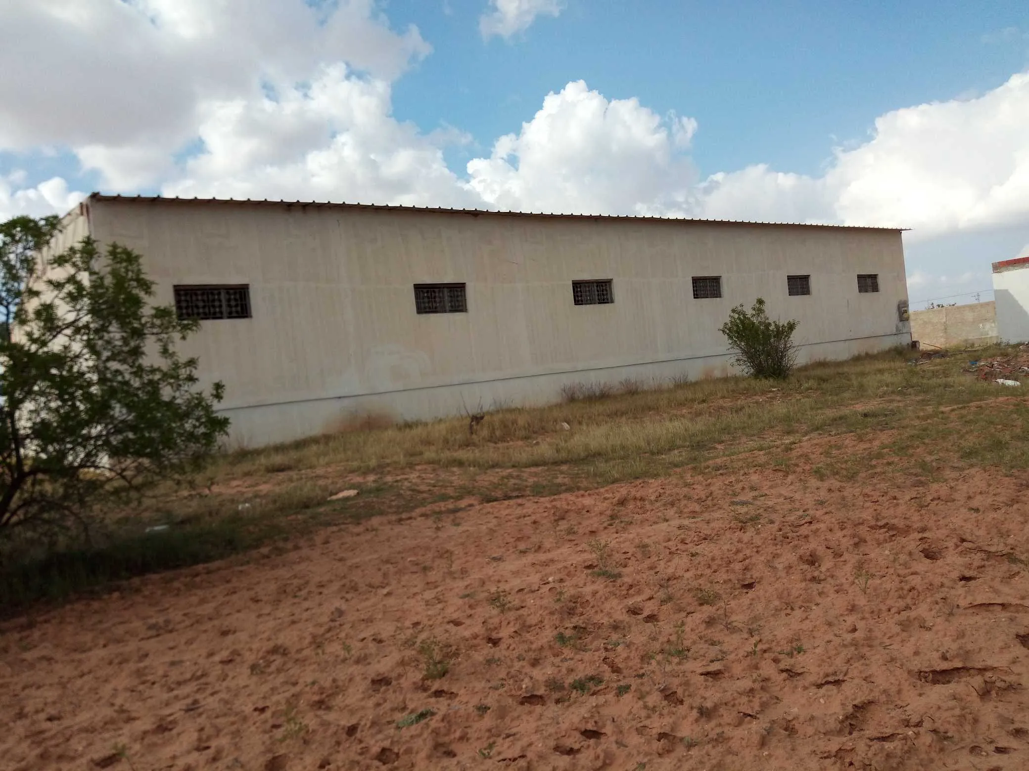 A vendre terrain de 4600 m2 équipé d'un dépot