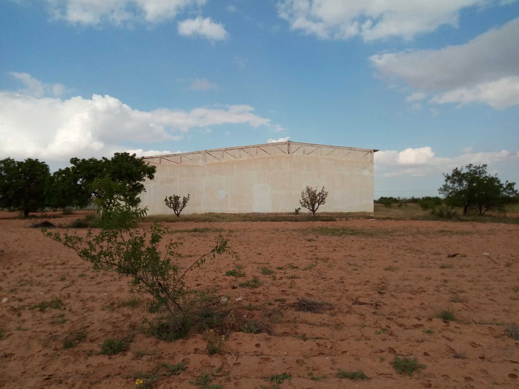 A vendre terrain de 4600 m2 équipé d'un dépot