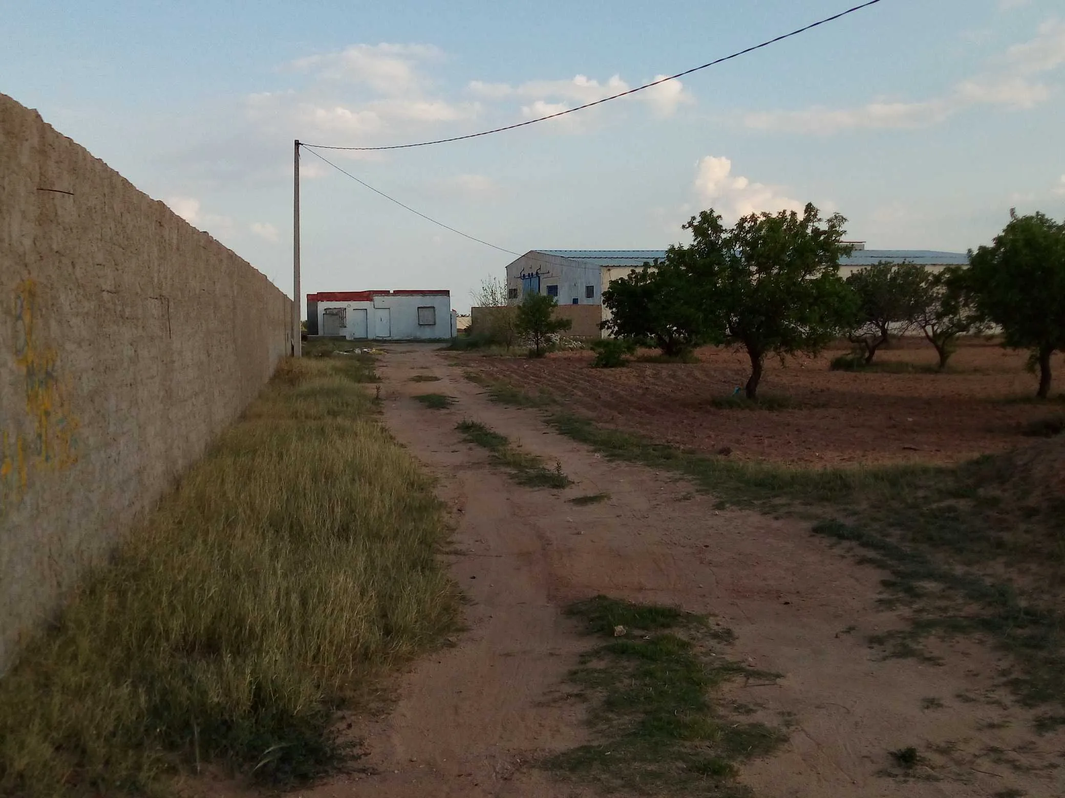 A vendre terrain de 4600 m2 équipé d'un dépot