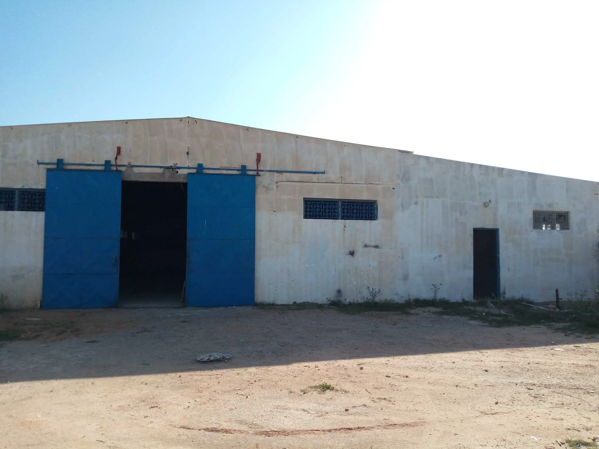 A vendre terrain de 4600 m2 équipé d'un dépot