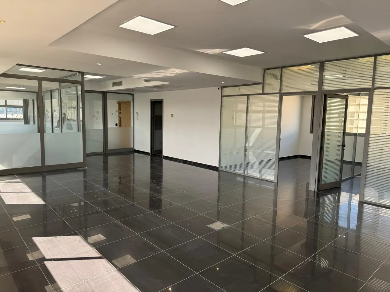 Super Bureau 220 m² hs au Berge du lac 1