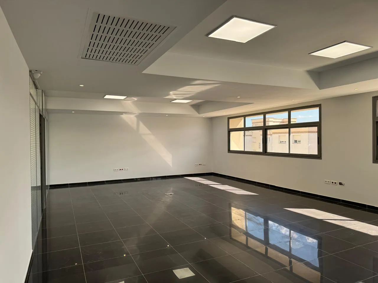 Super Bureau 220 m² hs au Berge du lac 1