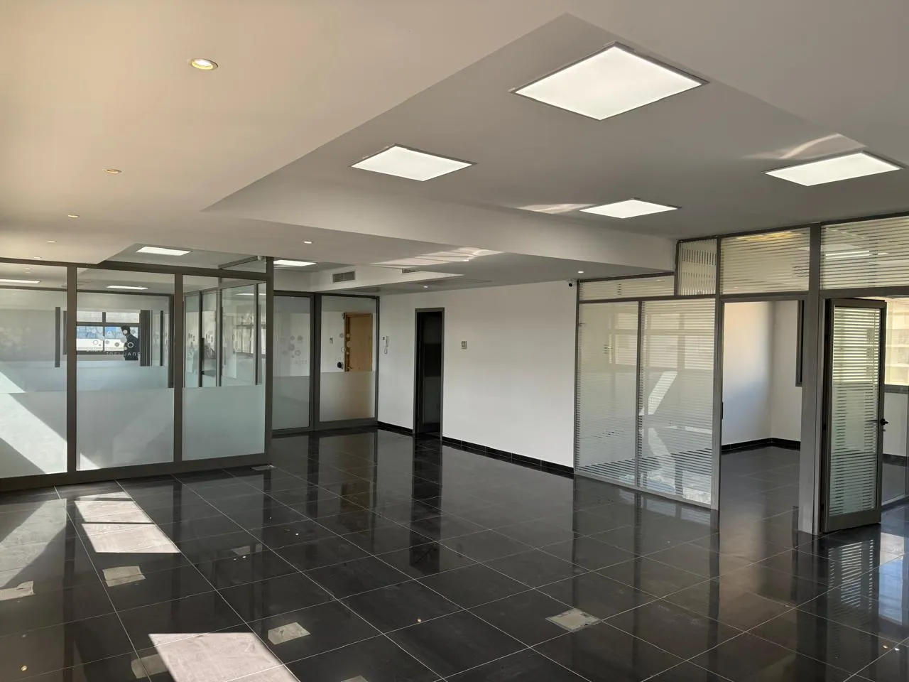 Super Bureau 220 m² hs au Berge du lac 1