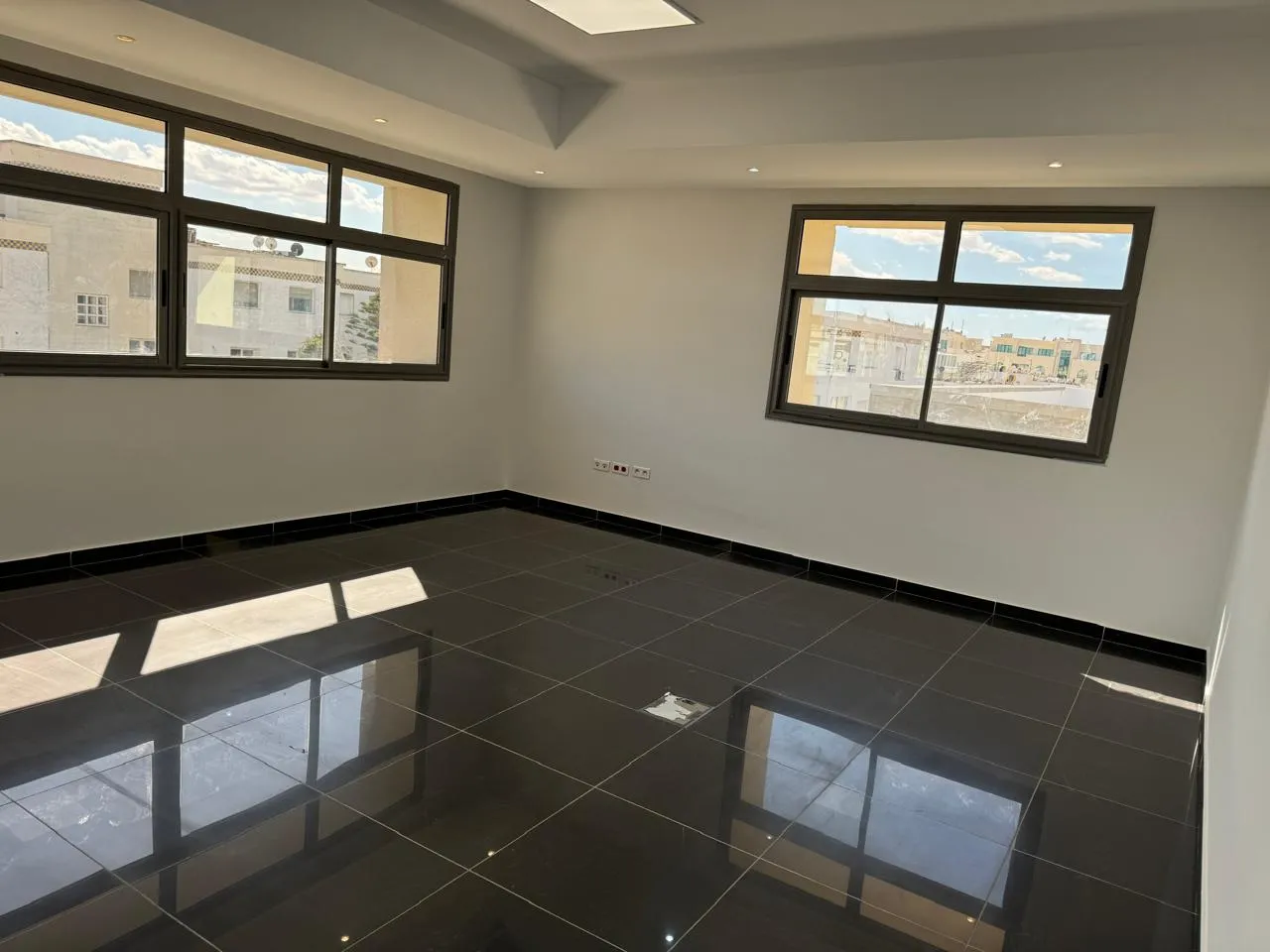 Super Bureau 220 m² hs au Berge du lac 1