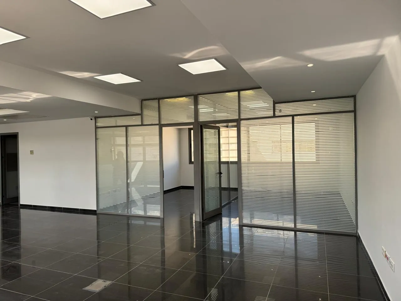 Super Bureau 220 m² hs au Berge du lac 1