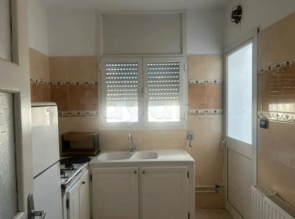 un appartement s+1 meublé au 4éme étage( sans ascenseur) a louer a Bardo 2 En face Patisserie Ranim