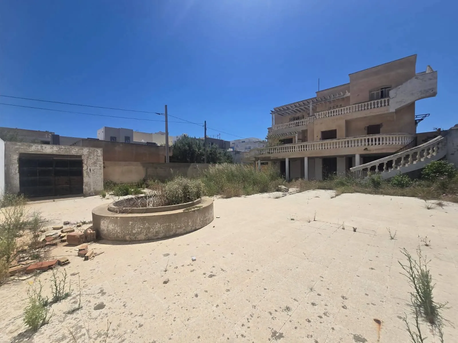 EXCLUSIVITÉ : Terrain ( villa veille ) Stratégique R+5 à El Kantaoui