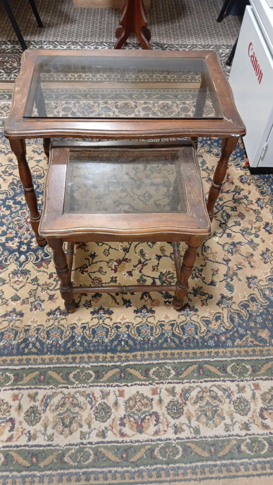 Tables en bois et verre