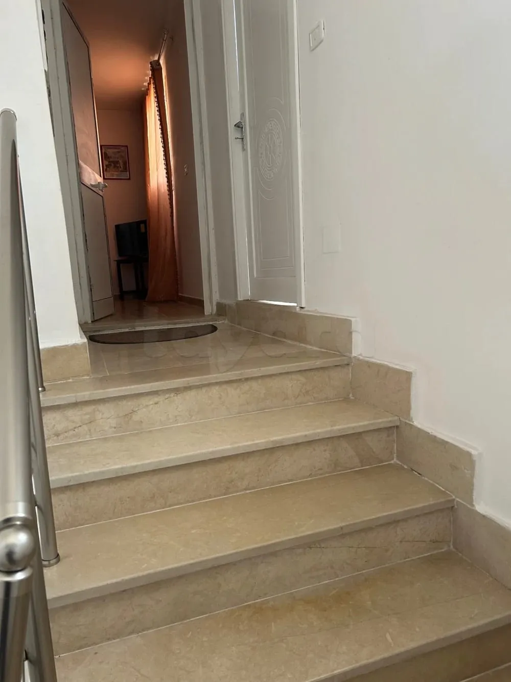 un studio s+1 meublé au 1er étage a louer situé a Bardo Lahneya A coté kiosque Shell