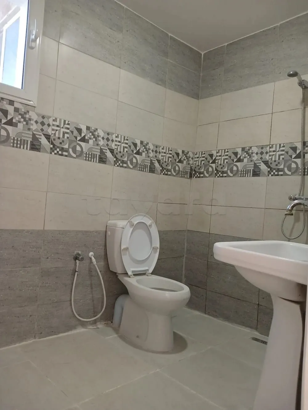 un appartement s+2 rénové au 2éme étage (sans ascenseur)a louer a Ksar Said 2 Prés de Café Flamenco