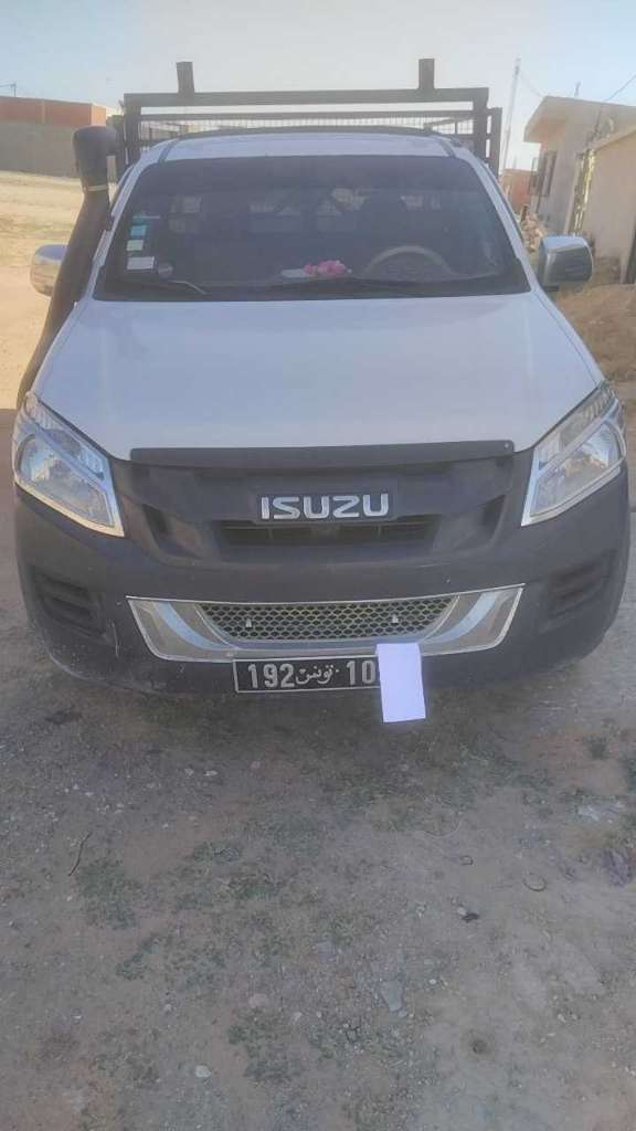 للبيع سيارة isuzu Dmx
و بفضل الله طولة سليمة جدا
الثمن 50 ألف دينار
للجادين فقط الهاتف 22265297