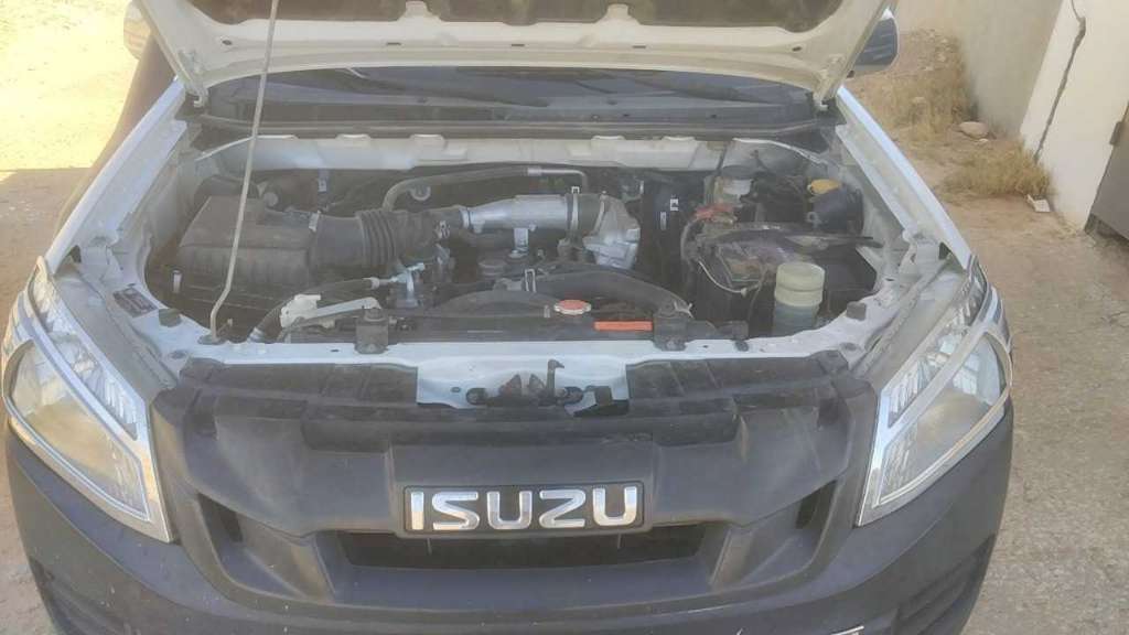 للبيع سيارة isuzu Dmx
و بفضل الله طولة سليمة جدا
الثمن 50 ألف دينار
للجادين فقط الهاتف 22265297