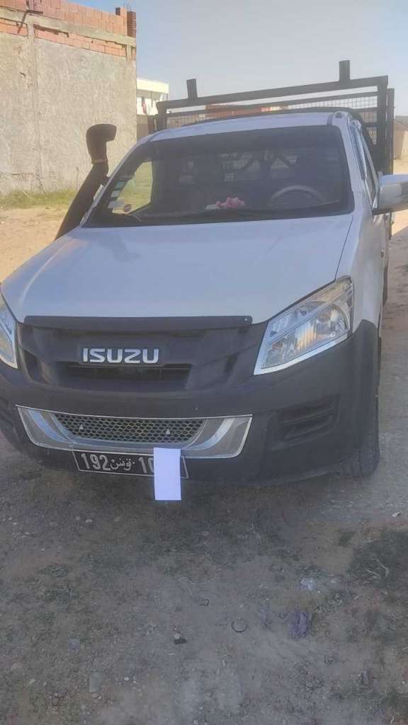 للبيع سيارة isuzu Dmx
و بفضل الله طولة سليمة جدا
الثمن 50 ألف دينار
للجادين فقط الهاتف 22265297