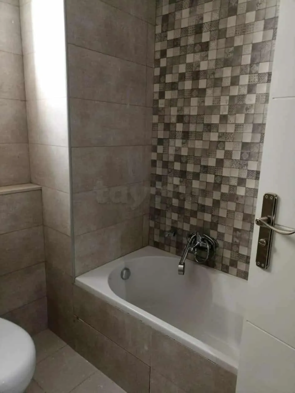 un appartement s+2 haut standing au 5éme étage(avec ascenseur) a louer a cité enkhilette