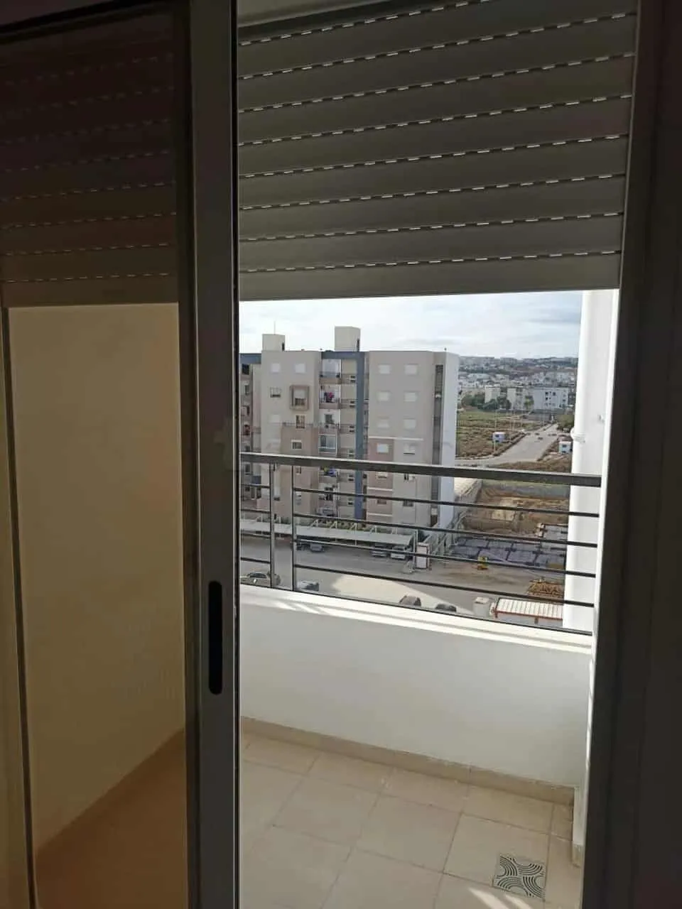 un appartement s+2 haut standing au 5éme étage(avec ascenseur) a louer a cité enkhilette