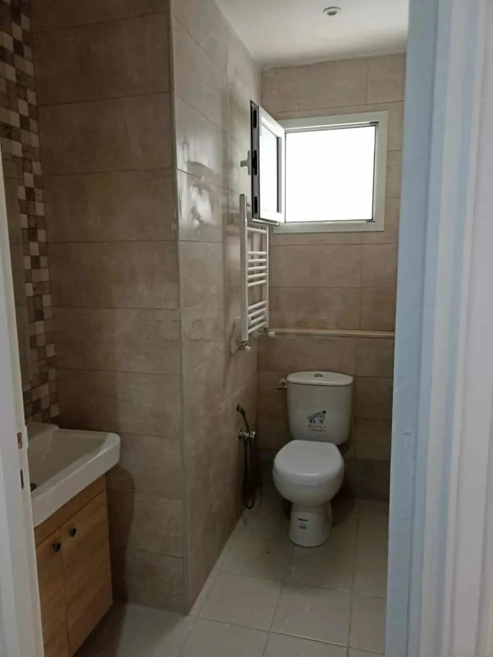 un appartement s+2 haut standing au 5éme étage(avec ascenseur) a louer a cité enkhilette