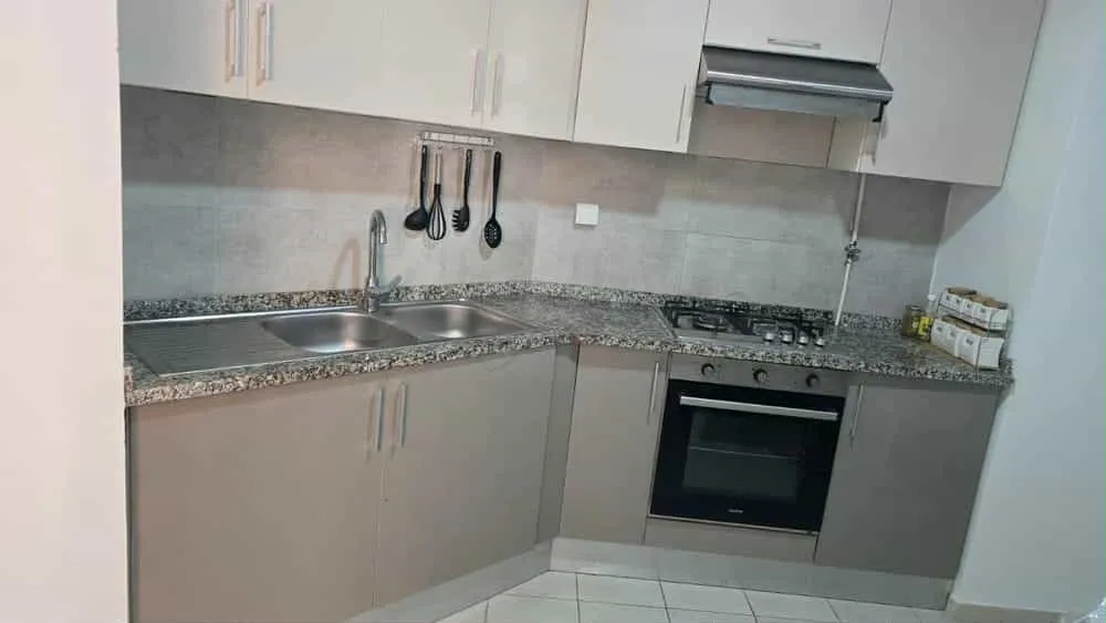 un appartement s+2 haut standing au 5éme étage(avec ascenseur) a louer a cité enkhilette