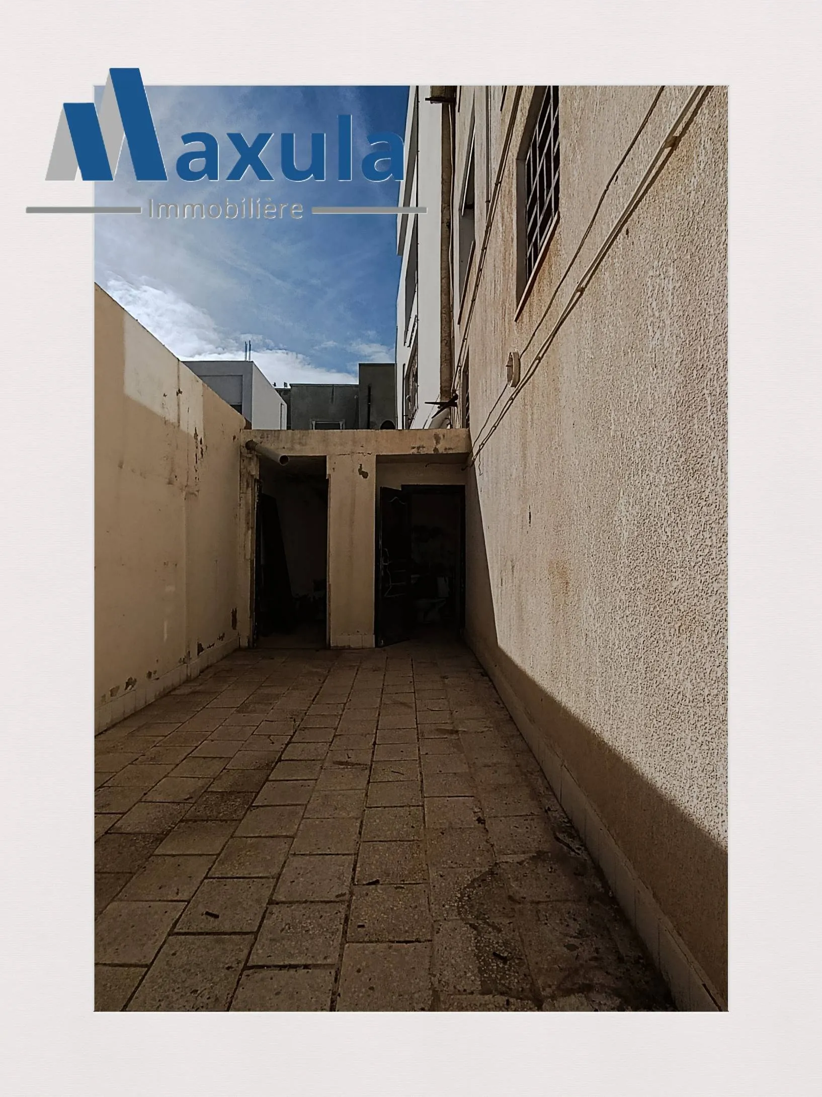 À LOUER LOCAL COMMERCIAL/DÉPÔT D’ENVIRON 180M² À RADES PLAGE AV. MONGI SLIM