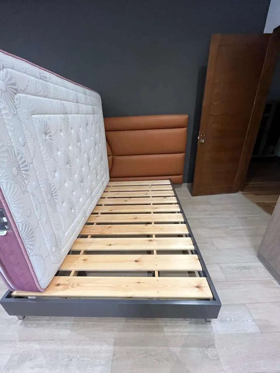 đïž Lit complet 140 x 200 cm â Sommier + contour de lit â TrĂšs bon Ă©tat ( sans tĂȘte de lit )