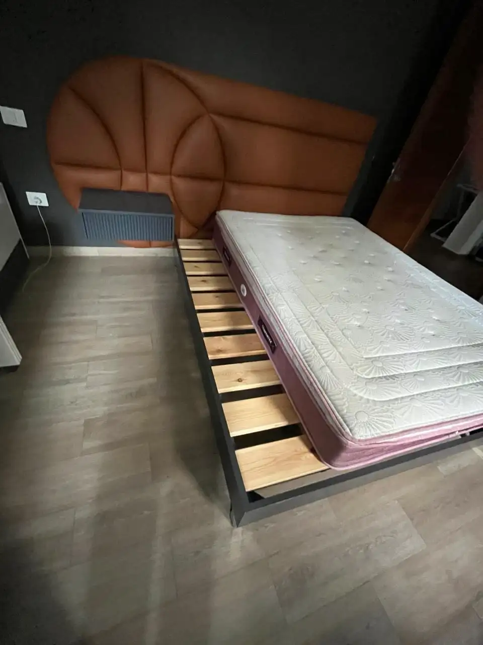 đïž Lit complet 140 x 200 cm â Sommier + contour de lit â TrĂšs bon Ă©tat ( sans tĂȘte de lit )
