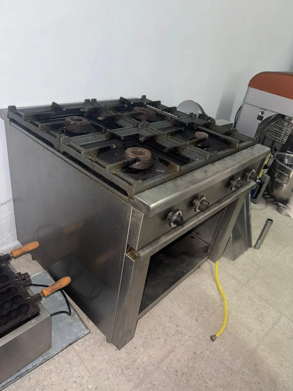 FOURNEAU 4 FEUX A GAZ/PLACARD OUVERT