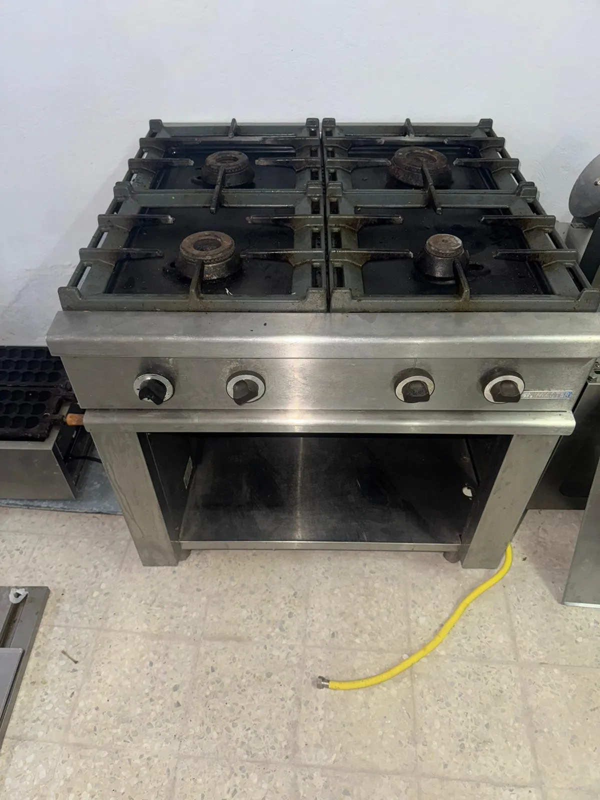 FOURNEAU 4 FEUX A GAZ/PLACARD OUVERT
