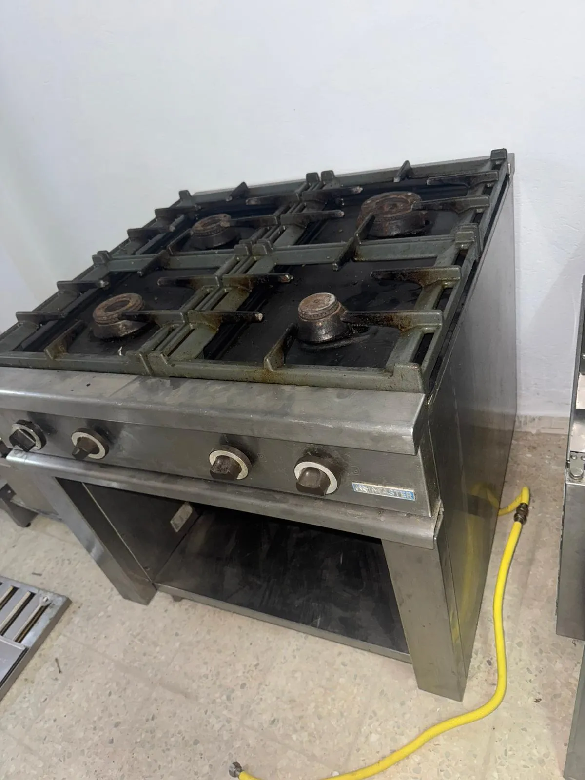 FOURNEAU 4 FEUX A GAZ/PLACARD OUVERT