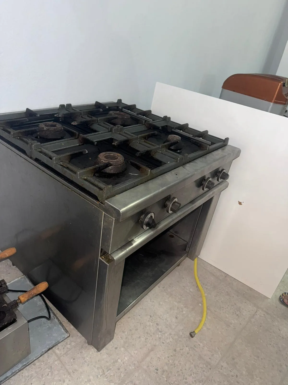FOURNEAU 4 FEUX A GAZ/PLACARD OUVERT