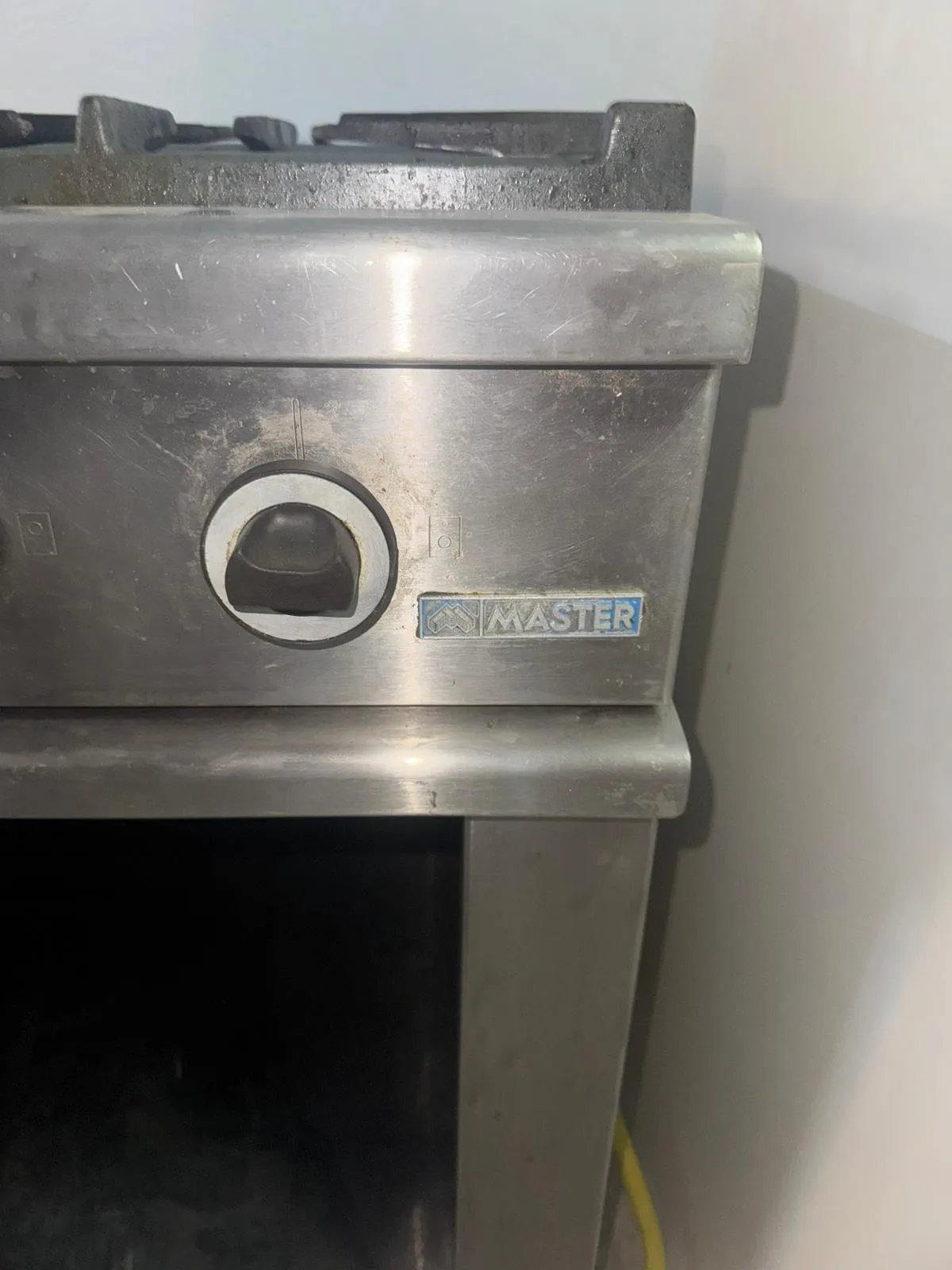 FOURNEAU 4 FEUX A GAZ/PLACARD OUVERT