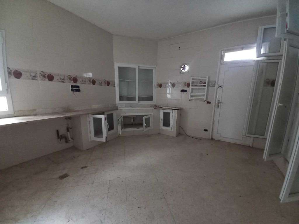 Avendrev"Villa 4000 m2 à chatt meriem pied dans l'eau 