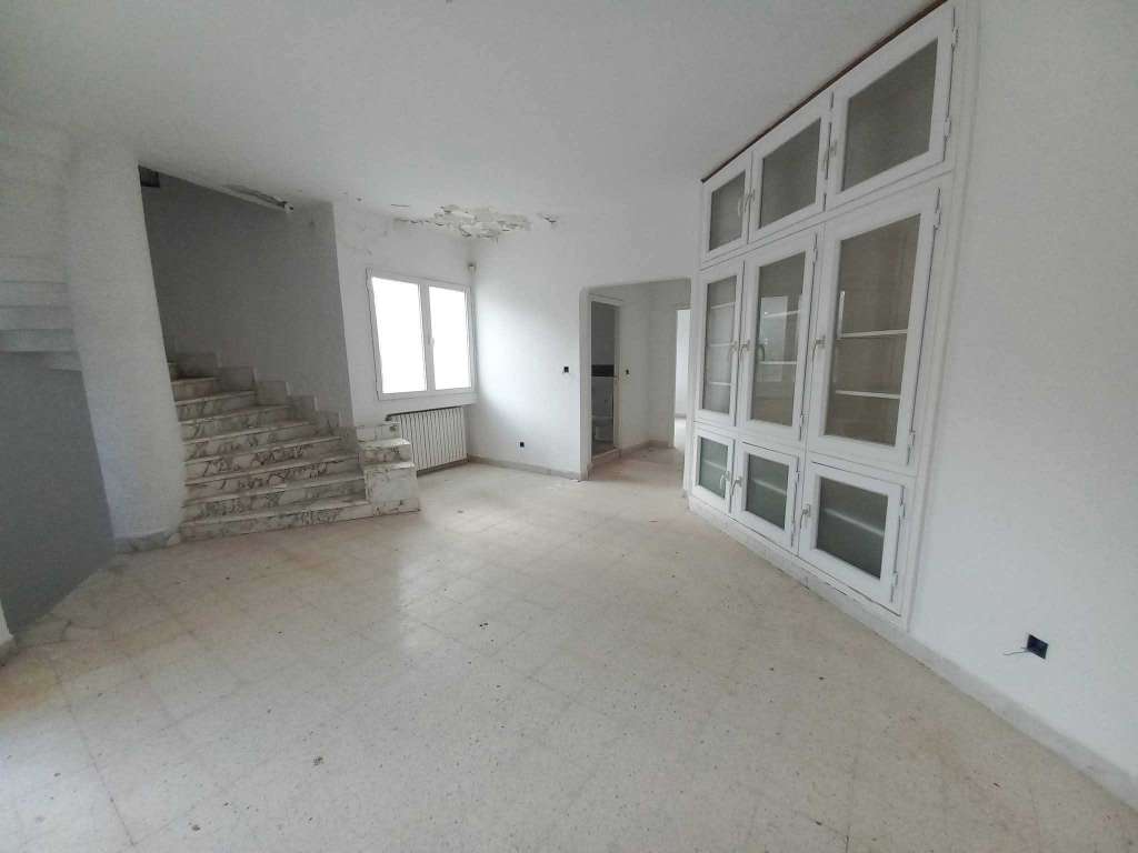 Avendrev"Villa 4000 m2 à chatt meriem pied dans l'eau 