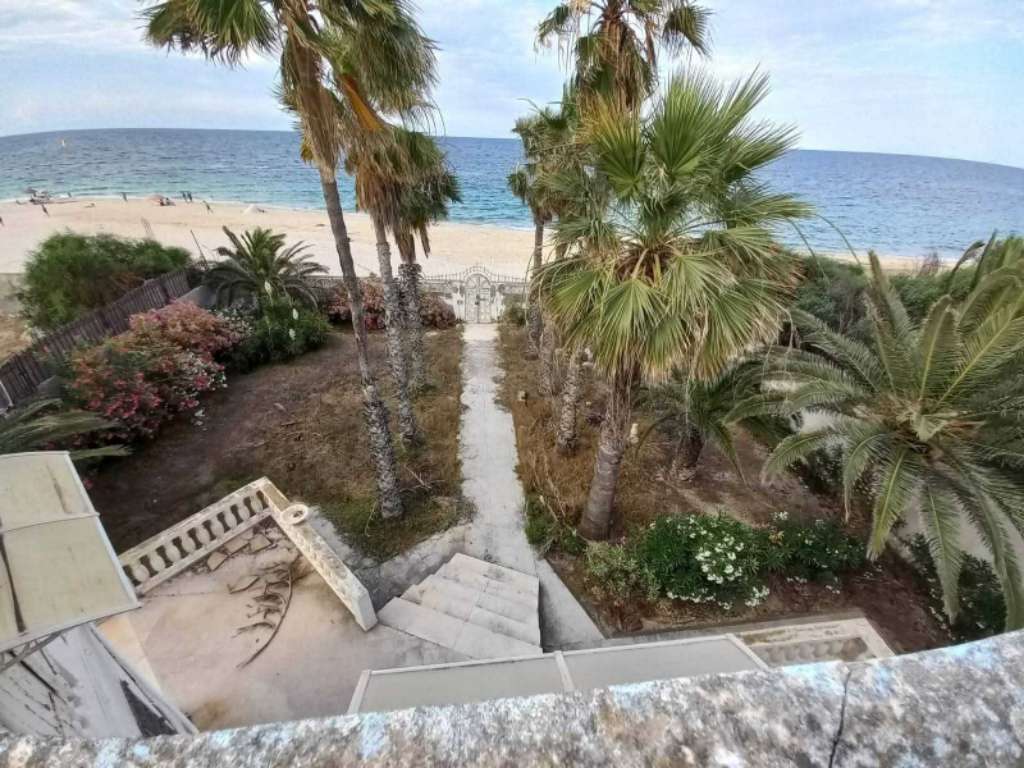 Avendrev"Villa 4000 m2 à chatt meriem pied dans l'eau 