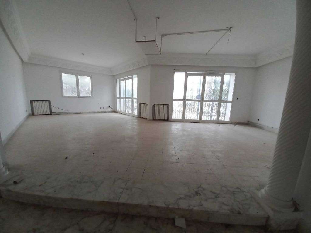 Avendrev"Villa 4000 m2 à chatt meriem pied dans l'eau 